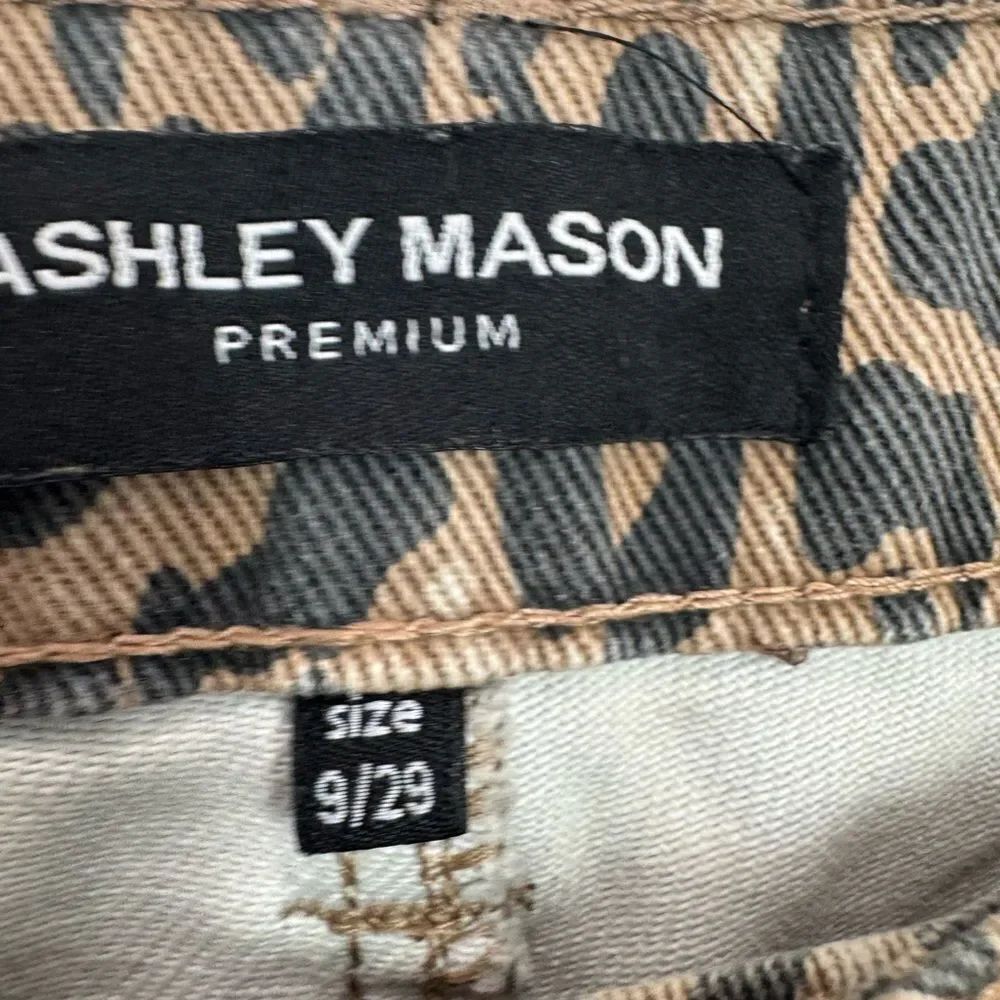 Ashley Mason Premium leopard print barrel leg jeans - Picture 4 of 6